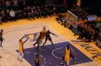 Começa o jogo entre Lakers e Bobcats em Los Angeles, na Califórnia, nos Estados Unidos